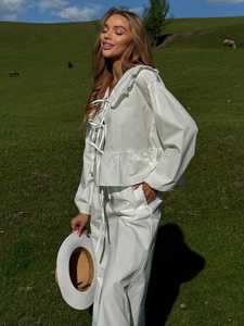 Ensemble deux pièces blanc pour femme avec chemisier à volants, nœuds et pantalon large
