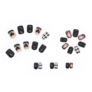 Faux ongles cœurs noirs motif losanges et damier avec finition brillante chic
