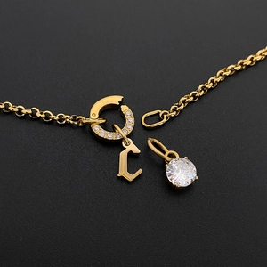 Collier en acier inoxydable doré avec initiale C et pendentif en zircone cubique