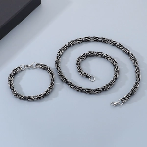 Dettaglio del set collana e bracciale a maglia bizantina in acciaio inossidabile argento