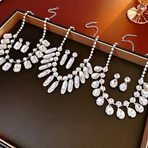Ensemble luxueux de colliers à pompons gouttes d'eau et boucles d'oreilles en strass