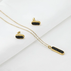 Détail du coffret parure collier et boucles d'oreilles en or 18 carats avec cristaux noirs