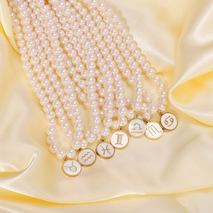 Collier de perles plaqué or 18 carats avec pendentifs signe du zodiaque en acier