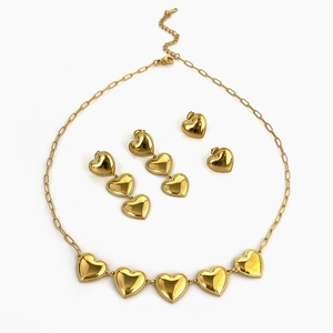Parure de bijoux cœur en acier titane plaqué or 18 carats avec collier et boucles