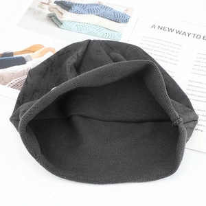 Bonnet en maille gris foncé avec bord roulé et texture épaisse pour l'hiver
