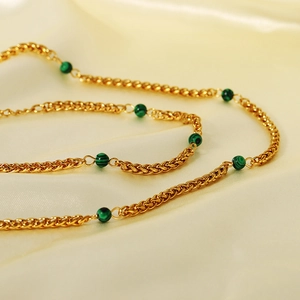 Collier chaîne torsadée plaqué or 18 carats avec perles de malachite verte sur soie
