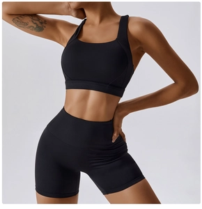 Reggiseno sportivo con scollo a U e pantaloncini a vita alta neri in tessuto traspirante