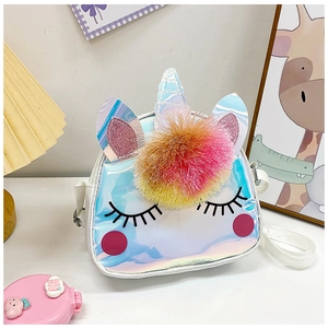 Dettaglio della borsa pranzo unicorno con materiale laser arcobaleno e un grande pompon
