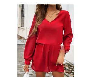 Détail d'une élégante robe rouge à col en V avec manches bouffantes et taille cintrée