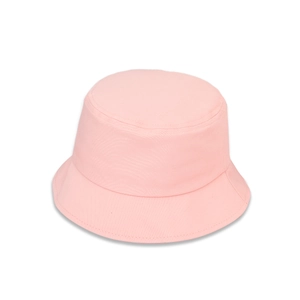 Détail du chapeau bob rose en coton montrant la texture sergée et le bord large