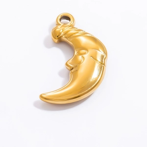 Vue détaillée d'un pendentif lune avec visage en acier inoxydable plaqué or 18k