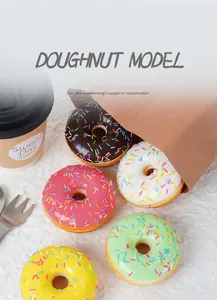 Sortierte PU-Donut-Modelle mit bunter Glasur und Streuseln in einer Papiertüte serviert