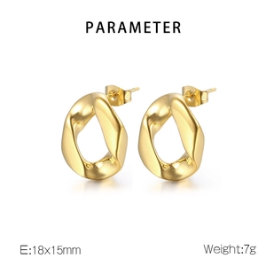 Dettaglio di orecchini geometrici irregolari in oro con dimensioni 18x15mm e peso di 7g