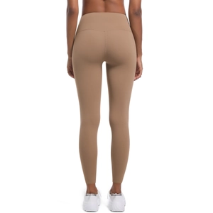 Détail de la couture en V au dos d'un legging de yoga taille haute effet galbant