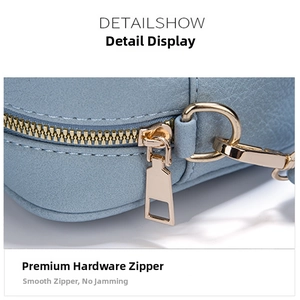 Dettaglio macro della cerniera metallica oro chiaro su borsa in pelle PU blu chiaro