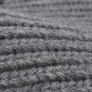 Dicke graue Strickmütze mit warmem doppeltem Umschlag und gerippter Textur für den Winter