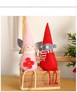 Détail des poupées en peluche ange et souris de Noël dans un panier avec décor festif