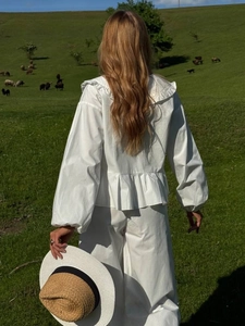 Ensemble femme en coton blanc avec chemisier à volants et pantalon large extérieur