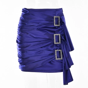 Detailansicht eines blauen Satin-Minirocks mit gerafftem Stoff und Strass-Schnallen
