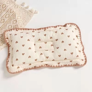 Cuscino per neonati in mussola di cotone con cuori marroni per modellare la testa