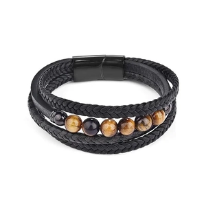 Détail du bracelet en cuir noir multicouche avec perles oeil de tigre et fermoir aimanté