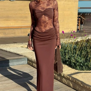 Robe longue marron à manches en dentelle avec jupe fluide élégante sous le soleil