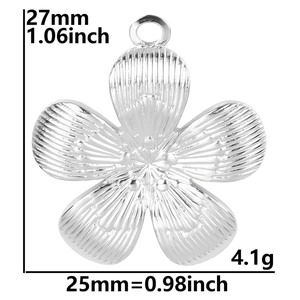 Detail shot of stainless steel flower pendant with dimensions 27x25mm and weight 4.1g