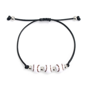 Dettaglio del bracciale regolabile in corda nera cerata con perline da baseball e argento