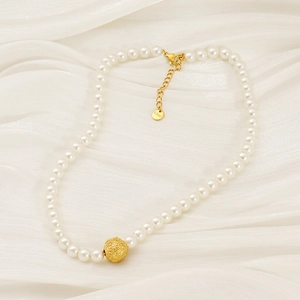 Collier ras du cou en perles avec perle dorée givrée et fermoir en acier inoxydable