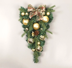 Detail der Weihnachts-Türhänger mit goldenen Kugeln, Zapfen und Jute-Schleife-Deko