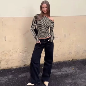 Look urbain en extérieur avec haut rayé à épaules dénudées et jean large pour femme