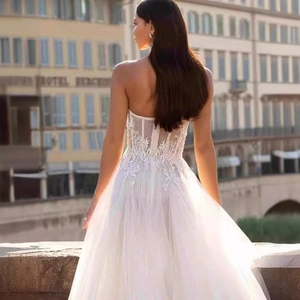 Robe de mariée bustier élégante avec broderie en dentelle et jupe en tulle multicouche