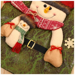 Dettaglio ravvicinato di un sacchetto regalo di Natale a pupazzo di neve in peluche