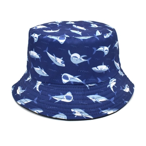 Detalle del sombrero de pescador azul marino con estampado de tiburón y costuras en ala