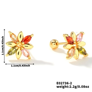 Détail de boucles d'oreilles fleurs de 1,1 cm avec zircons colorés et fermoir à vis