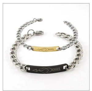 Détail de bracelets de couple en acier inoxydable noir et or avec motifs cœur et flèche