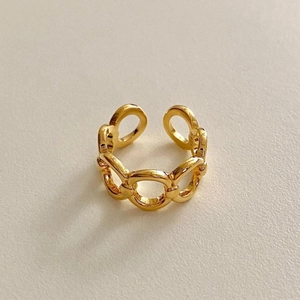 Close-up of gold chain link ring showing S925 engraving on polished silver band