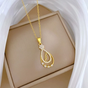Collier doré avec pendentif goutte en cristal et inscription MAMA pour femme
