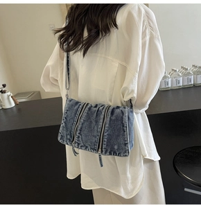 Vue détaillée de dos d'un mannequin portant un grand sac cabas en jean avec fermetures