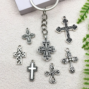 Dettaglio di ciondoli croce in argento antico e portachiavi con diversi design in stile gotico