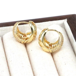 Boucles d'oreilles luxe en forme de C plaqué or 18 carats avec zircons micro-sertis