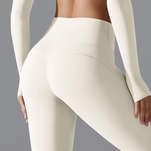 Detail der cremefarbenen Yoga-Leggings mit hoher Taille und formender V-Naht am Gesäß