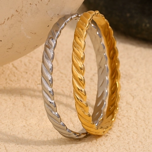 Bracelet Jonc Corde Torsadée En Acier Inoxydable Plaqué Or 18K Bijoux Élégants Minimalistes Pour Femmes