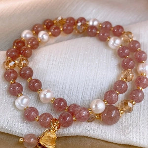 Détail du bracelet en cristal de fraise et perles de culture sur soie blanche
