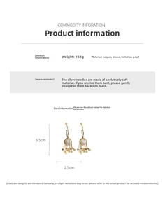 Détail de boucles d'oreilles en C avec étoiles à franges, perles et zircons