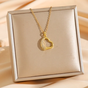 Elegante collana con ciondolo a cuore dorato e zirconi incastonati su catena sottile