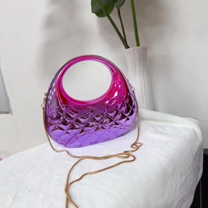 Détail du sac dégradé violet avec texture matelassée et bandoulière chaîne dorée