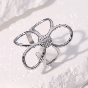 Anello aperto in acciaio inossidabile con fiore traforato argento e design regolabile