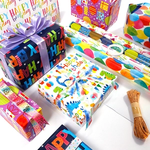 Set de papier cadeau d'anniversaire avec motifs de dessins animés et rubans