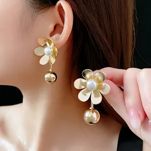 Boucles d'oreilles fleurs dorées avec perles et pétales métalliques avec bille polie